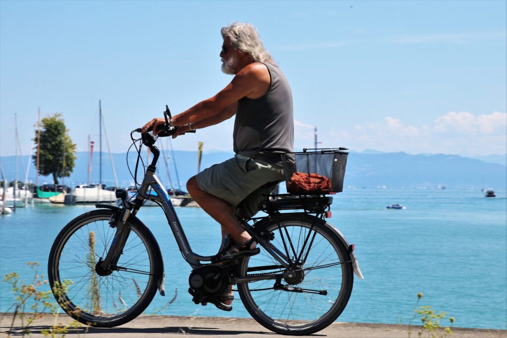 starszy mężczyzna na rowerze elektrycznym