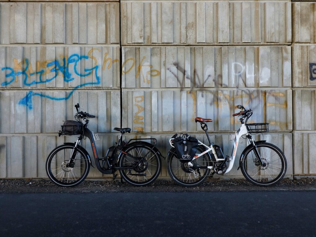 rowery elektryczne na tle ściany